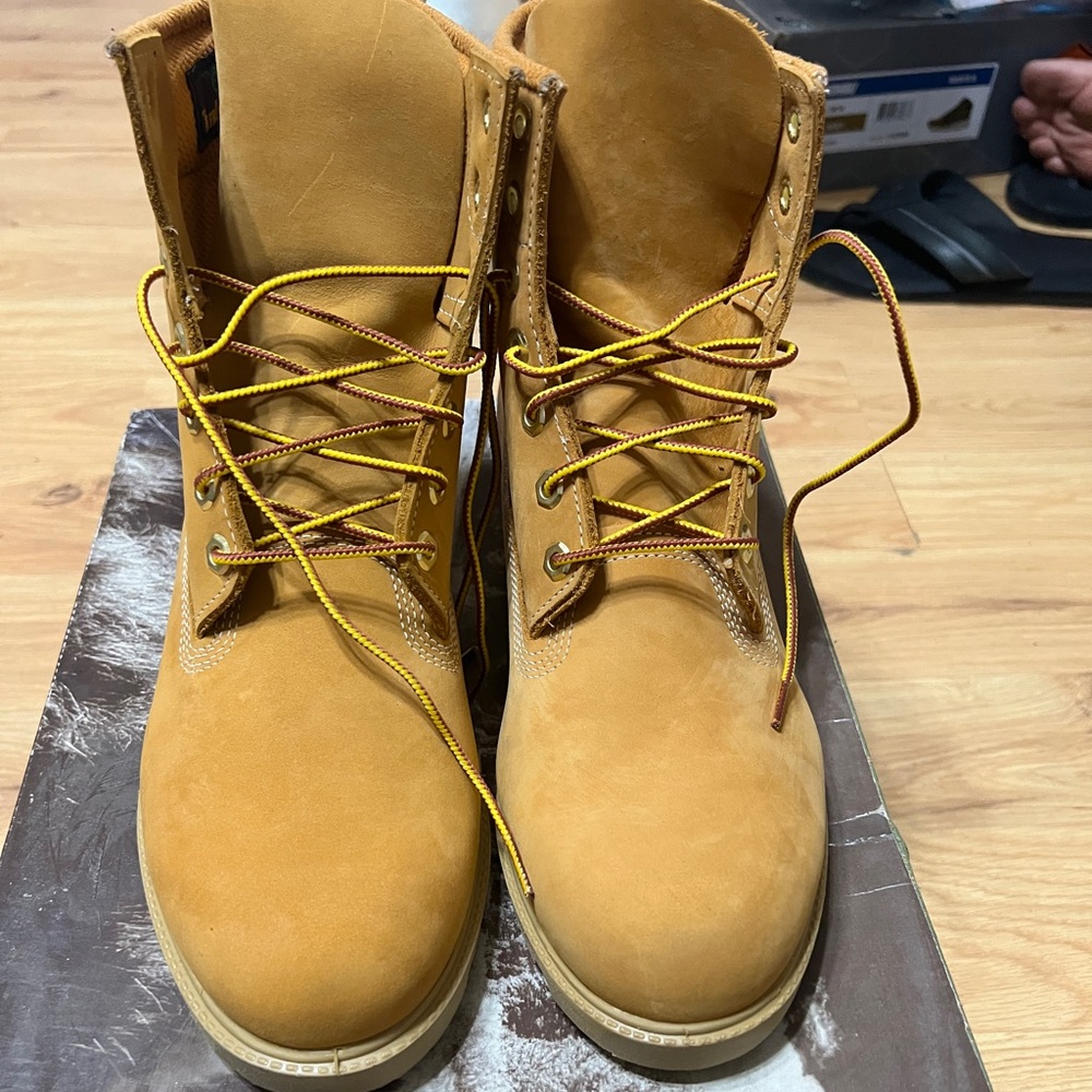 never been worn Mens Timberland boots . size 9.5